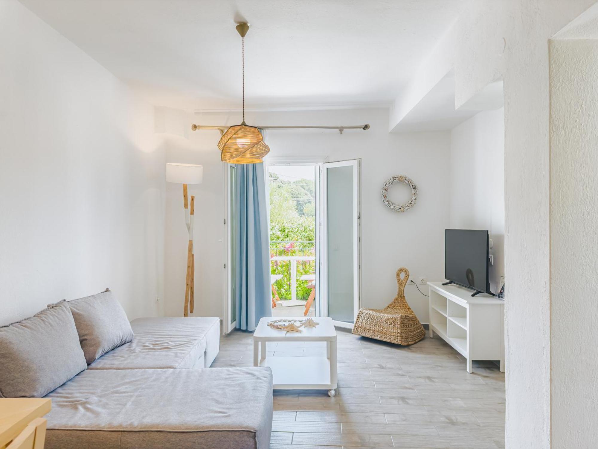 Almira Aparthotel Troulos
